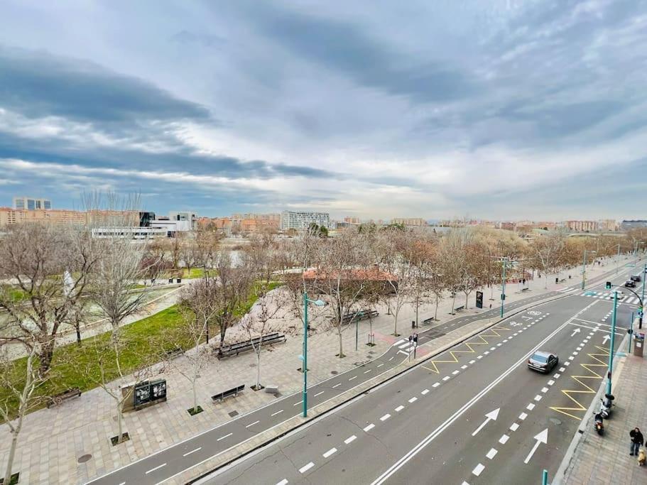 A Orillas Del Pilar Con Parking Zaragoza Bagian luar foto