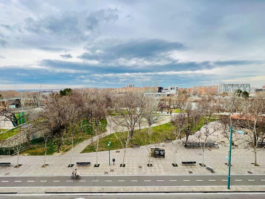 A Orillas Del Pilar Con Parking Zaragoza Bagian luar foto