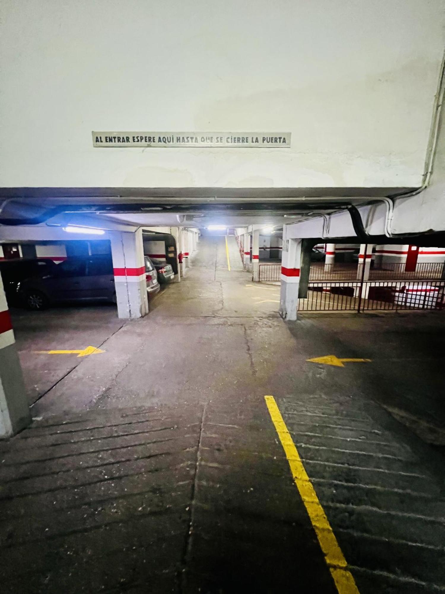 A Orillas Del Pilar Con Parking Zaragoza Bagian luar foto